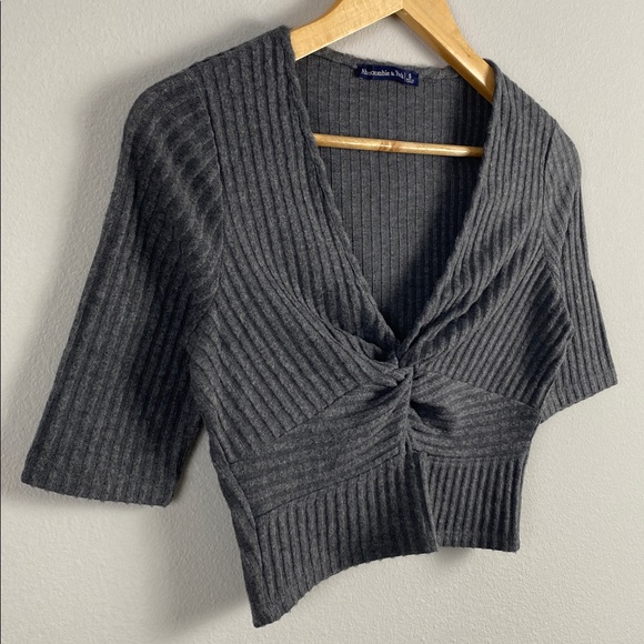 Abercrombie & Fitch Ribbed Knit Short Sleeve Crop Top | V Neck, Ruched/Keyhole - Picture 7 of 14